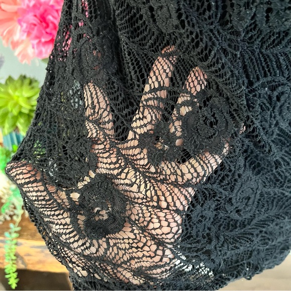 Leo & Nicole Small T-Shirt - Picture 6 of 15